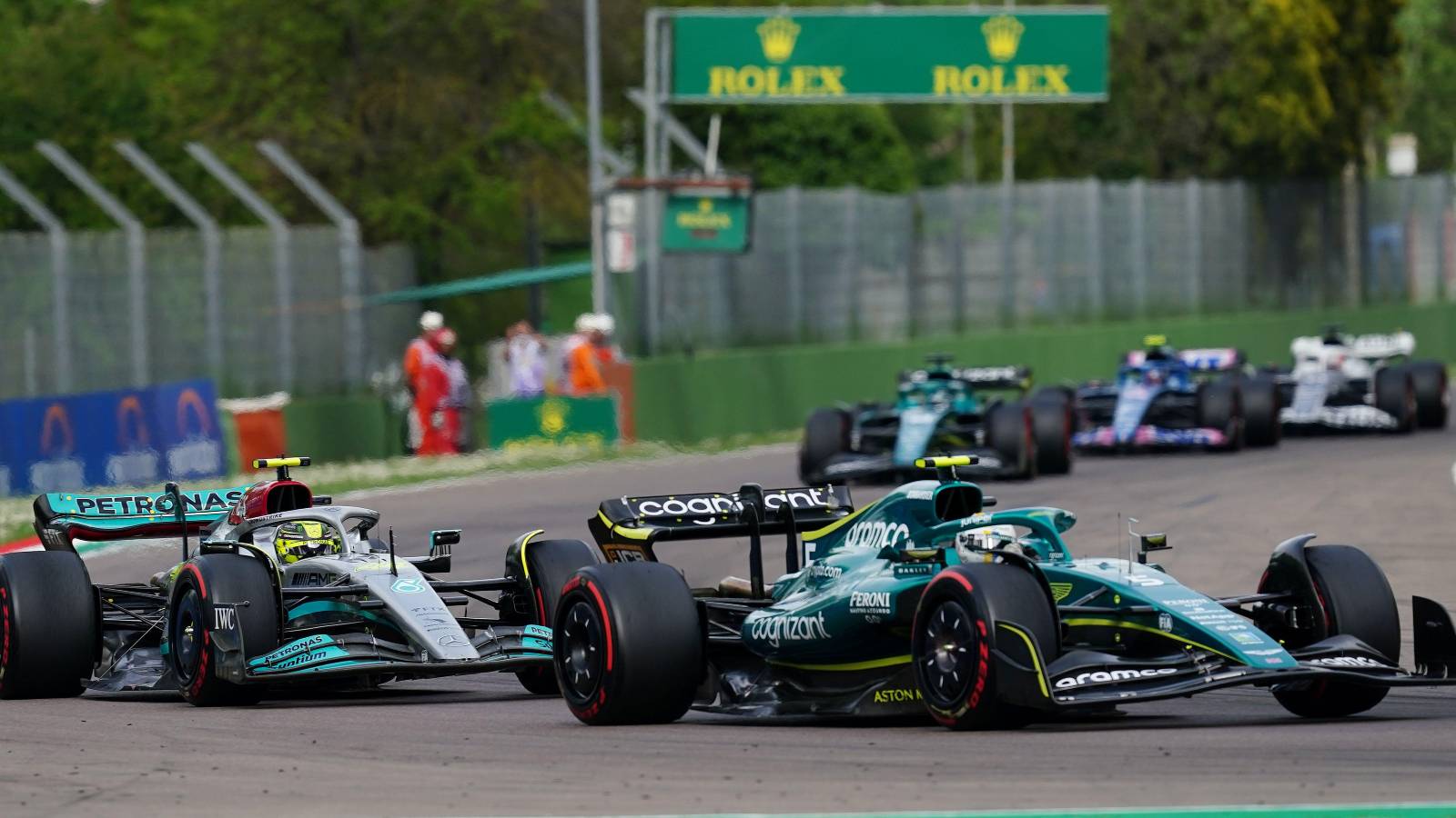 Lewis Hamilton, Mercedes, derrière Sebastian Vettel, Aston Martin. Italie, avril 2022.