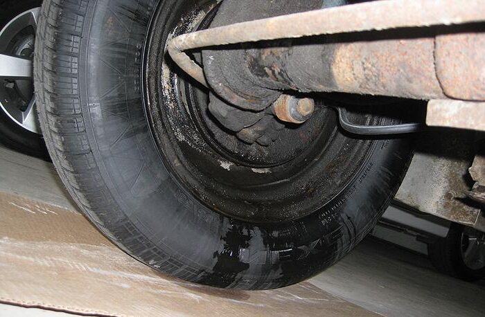 Un défaut de cylindre de frein de roue qui fuit entraîne l'élimination des coûts E1653987979418