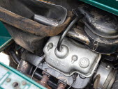 Le moteur bicylindre alu de 598 cm³ de la Prinz. Installé en position transversale, il sera remplacé dès 1963 par un 4 cylindres de 996 cm³. Photo Artcurial